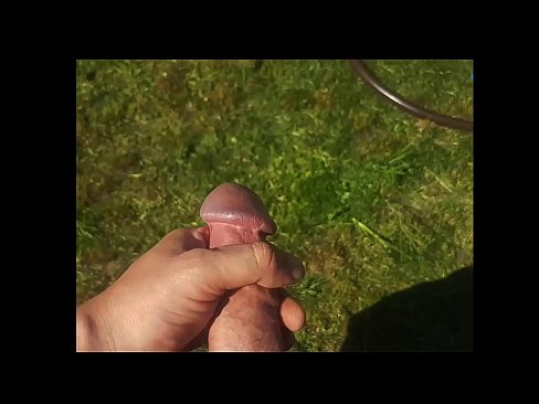❤️ Vroča lepotica dobi svojo rožnato pičko, ki jo jebe, in se zraven cmeri s curkom na poletnem vrtu ☑ Anal video na sl.superpornpics.ru ❤