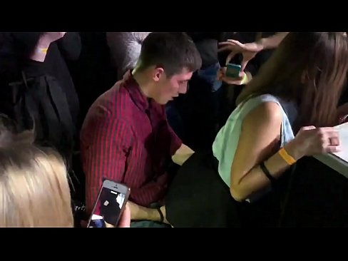 ❤️ Pravi seks v ruskem nočnem klubu. 18-letno rusko dekle v anusu in vagini zajebano v nočnem klubu ☑ Anal video na sl.superpornpics.ru ❤